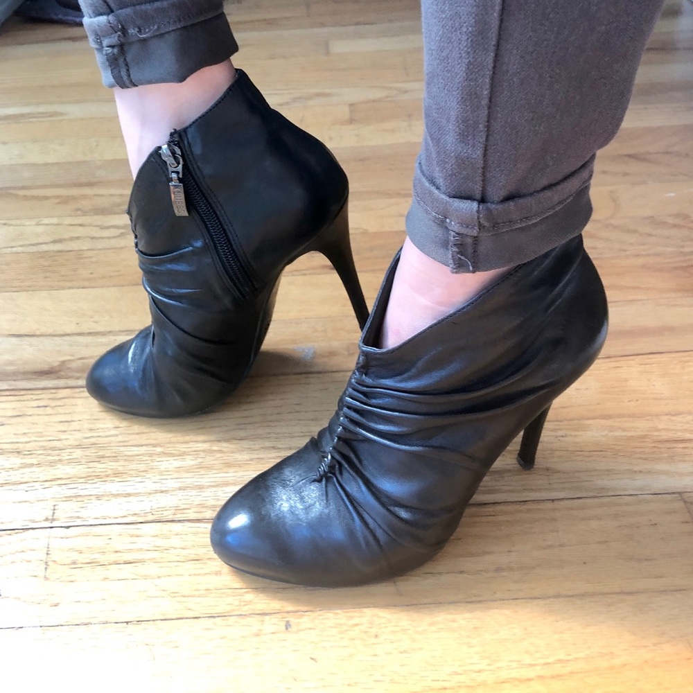 Guess Black Leather Side Zip Ankle Boot Sz 6.5